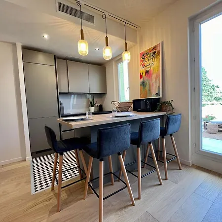 Apartmán Charming Penthouse In - 10 Minutes From Seaside